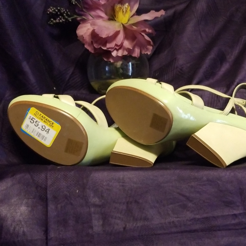 Shoes: Sandals - Picture 6 of 7